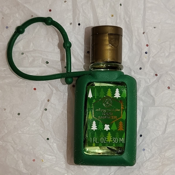 Holiday Make-Up Brushes and Sanitizer - Picture 4 of 5